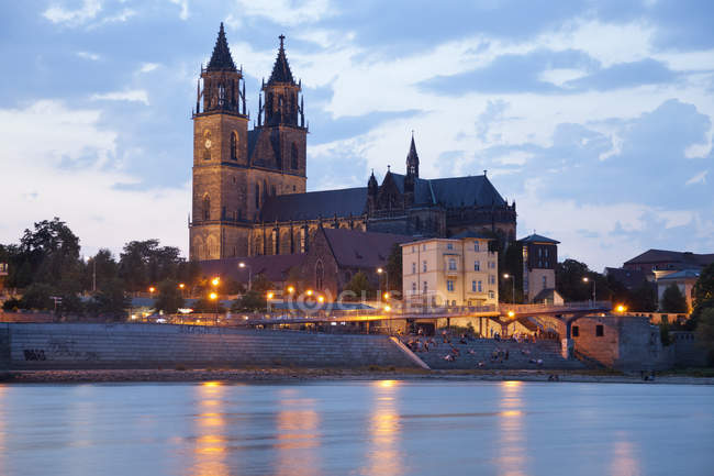 Німеччина, Магдебург, банки Ельби і собор Магдебург освітлена подання в сутінках — стокове фото