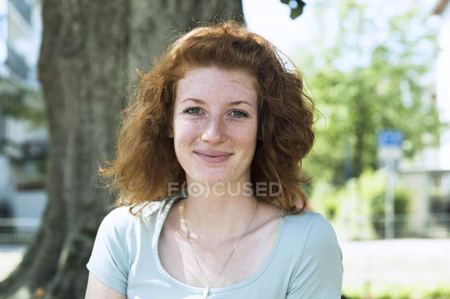 Retrato de ruiva jovem com sardas — Fotografia de Stock