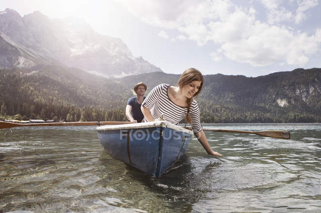 Germany, Bavaria, Eibsee, couple in rowing boat on the lake — Stock Photo