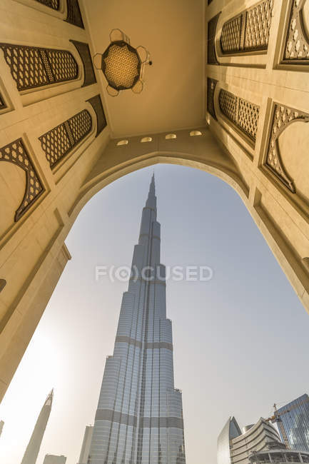 Emirati Arabi Uniti, Dubai, The Burj Khalifa incorniciato da uno storico arco arabo alla luce della sera — Foto stock