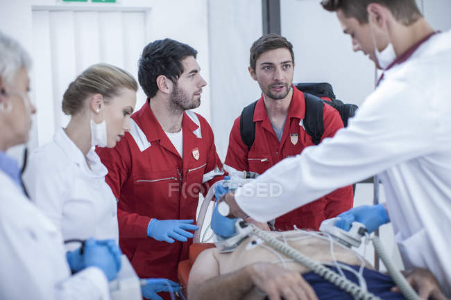 Equipe do hospital ajudando o paciente em emergência — Fotografia de Stock