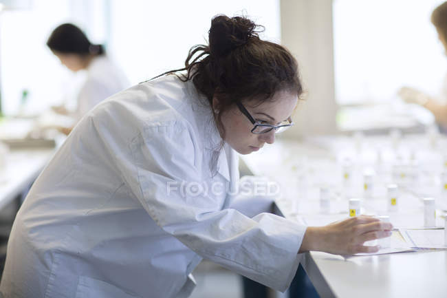 Assistante de laboratoire contrôle des échantillons en laboratoire — Photo de stock