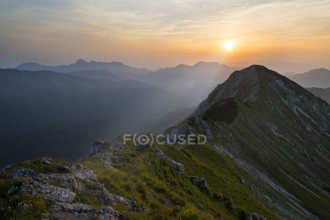 Австрия, Тироль, восход солнца в Феодосии — стоковое фото