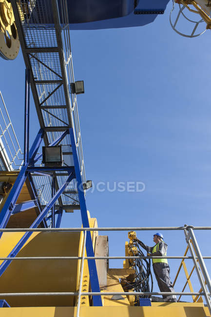 Homem a trabalhar a bordo de um navio — Fotografia de Stock