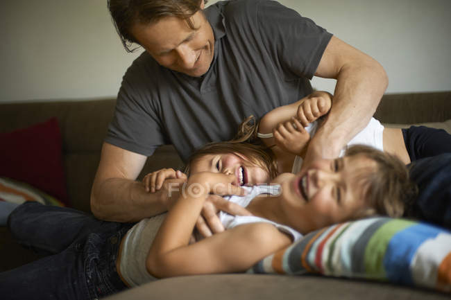 Граючи з дітьми в будинку батька — стокове фото