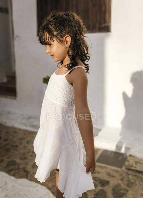 Retrato de niña de pie al sol - foto de stock