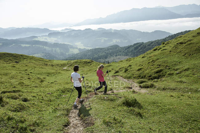 Austria, Dos mujeres nórdicas caminando en Kranzhorn - foto de stock