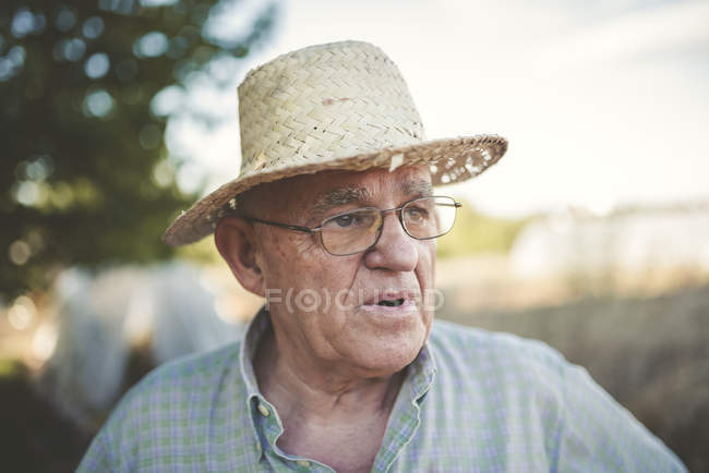Портрет фермера в соломенной шляпе — стоковое фото