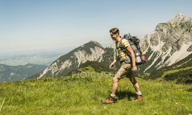 Austria, Tirolo, Tannheimer Tal, giovani escursionisti sui prati alpini — Foto stock