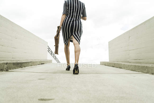 Junge Geschäftsfrau läuft auf Parkdeck — Stockfoto