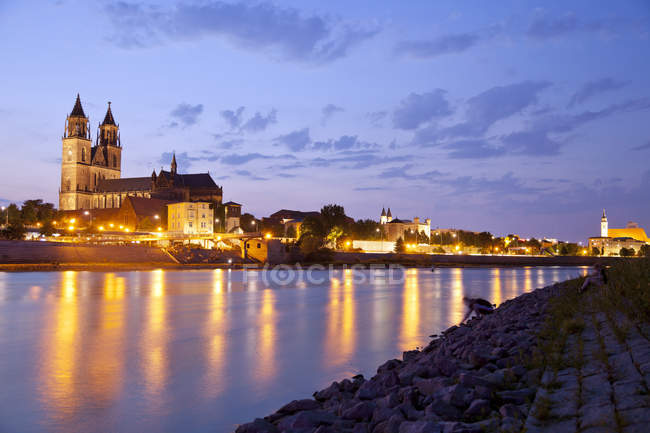 Germania, Magdeburgo, rive dell'Elba e la Cattedrale di Magdeburgo al tramonto — Foto stock