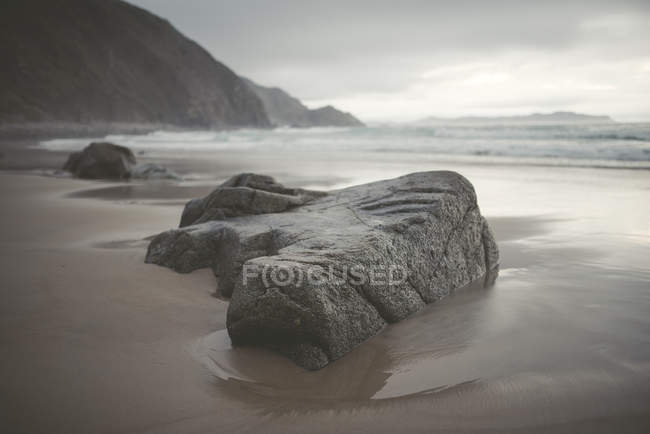 Espanha, Galiza, Valdovino, praia rochosa Campelo — Fotografia de Stock