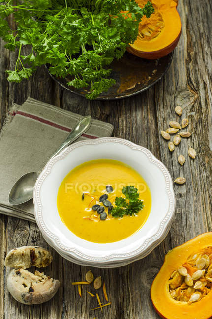 Домашній суп гарбуза із гарбузовим насінням і петрушкою на темного дерева — стокове фото