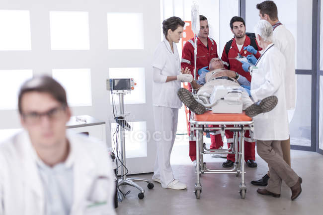 Hospital staff helping patient in emergency — Stock Photo