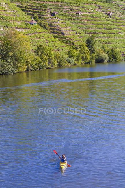 Allemagne, kayak femme sur Neckar — Photo de stock