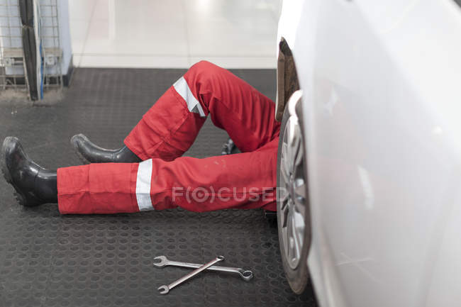 Mécanicien automobile au travail dans le garage de réparation — Photo de stock
