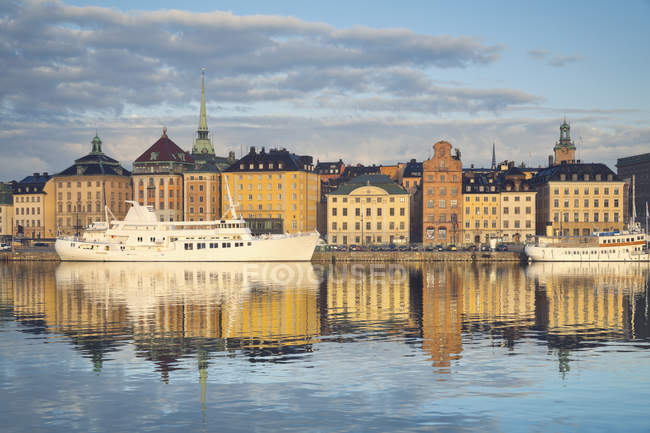 Svezia, Stoccolma, vista su Gamla Stan, città vecchia contro l'acqua con la nave — Foto stock