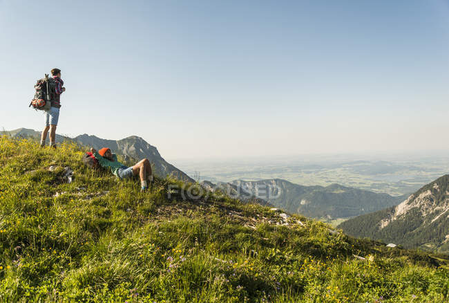 Österreich, Tirol, Tannheimer Tal, junges Paar ruht sich auf der Alm aus — Stockfoto
