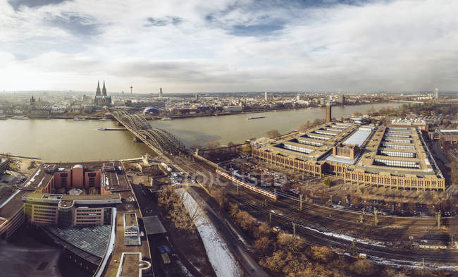 Germania, Colonia, vista sulla città con il fiume Reno e il ponte di Hohenzollern — Foto stock