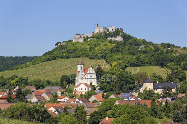 Autriche, Basse-Autriche, Weinviertel, Falkenstein, Château Ruine Falkenstein sur colline et village église vue — Photo de stock