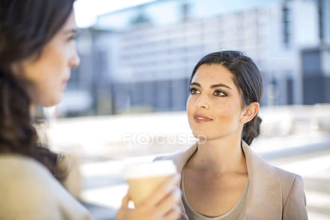 Colleghi che prendono un caffè in città — Foto stock