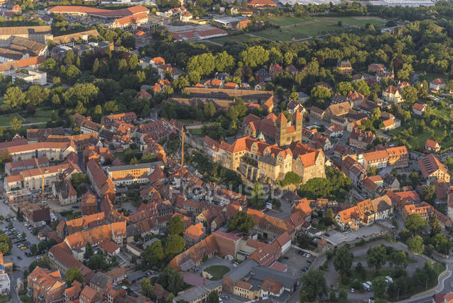 Veduta aerea di Quedlinburg con chiesa collegiata al crepuscolo della sera, Germania — Foto stock