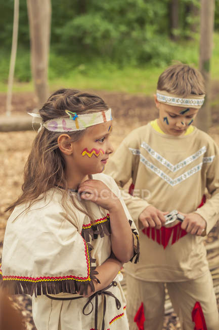 Alemania, Sajonia, Indios fiesta Niños disfrazados — Oeste salvaje, exterior - Stock | #179051304