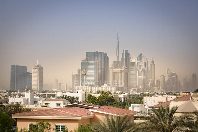 Skyline of Downtown Dubai in leggera tempesta di sabbia, Dubai, Emirati Arabi Uniti — Foto stock
