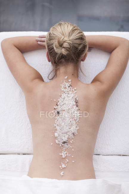 Visão traseira da mulher em um spa — Fotografia de Stock