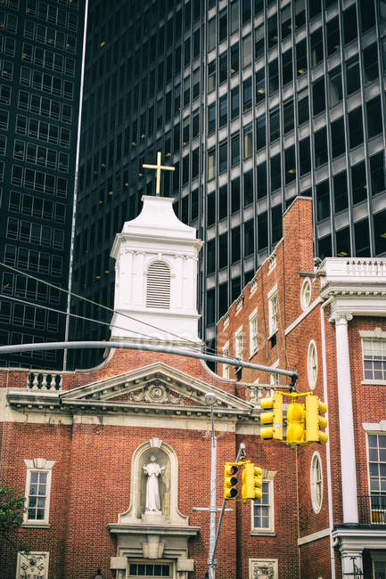 USA, New York City, capela cristã em frente ao edifício alto — Fotografia de Stock