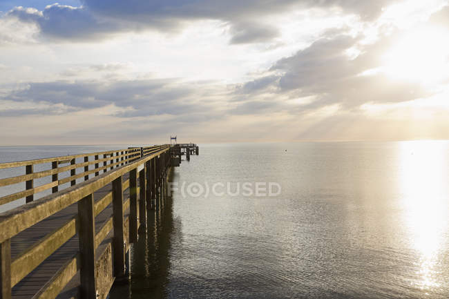 Germania, Boltenhagen, vista sul ponte sul mare — Foto stock