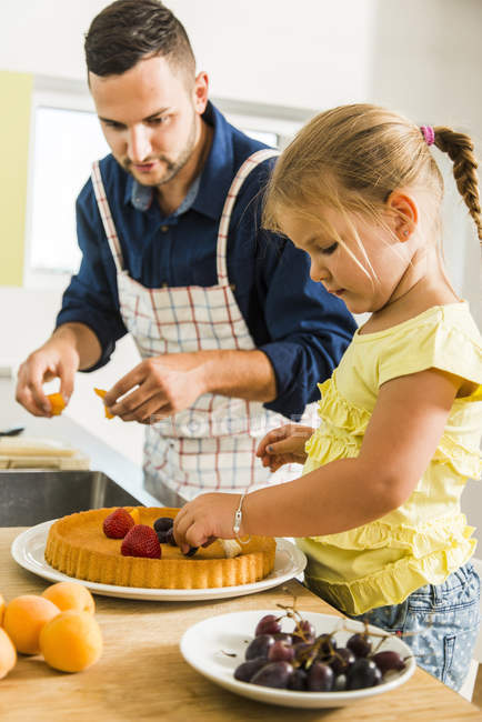 Padre e hija en cocina preparando pastel de frutas — interior, vida  doméstica - Stock Photo | #179051828