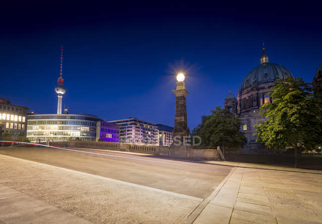Germania, Berlino, Ponte sul fiume Sprea con TV-Tower e Berliner Dom — Foto stock
