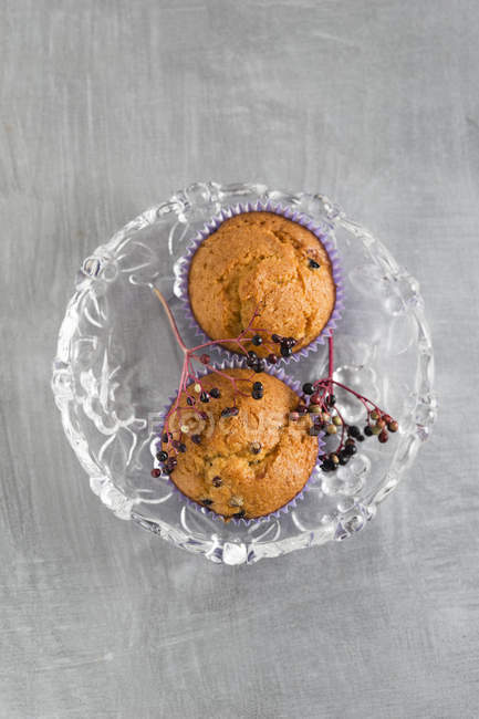 Muffins com sabugueiros em tigela de vidro — Fotografia de Stock
