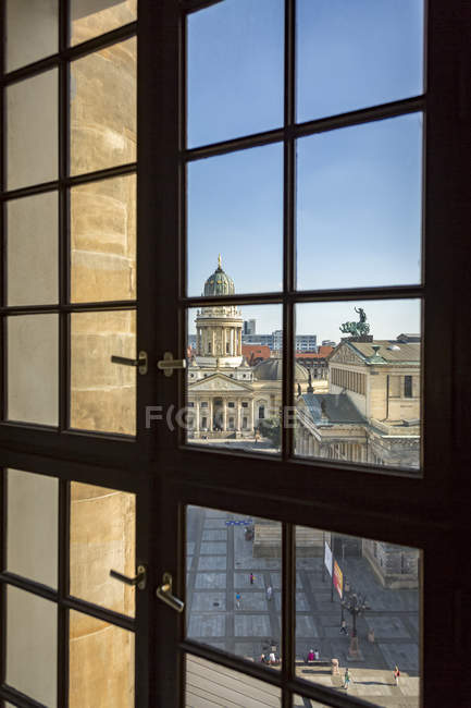 Alemanha, Berlim, olhe pela janela para Gendarmenmarkt da Catedral Francesa — Fotografia de Stock