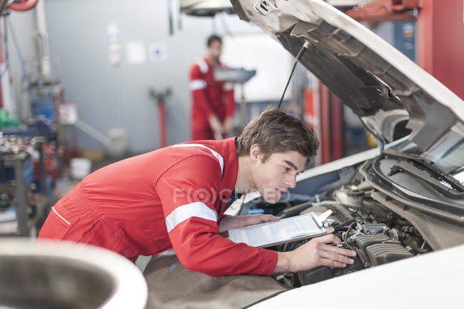 Автомеханик за работой в ремонтном гараже — стоковое фото