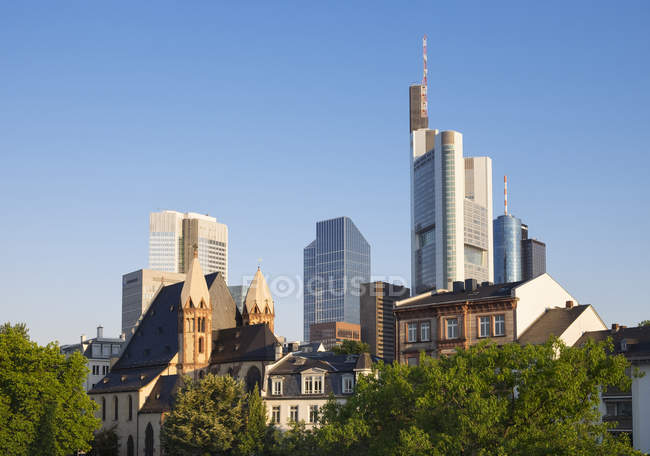 Deutschland, hessen, frankfurt stadtbild mit leonardskirche und finanzbezirk — Stockfoto