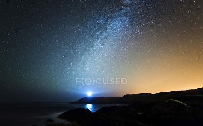 Spain, Valdovino, starry sky with milky way and shooting star above the Galician coast — Stock Photo