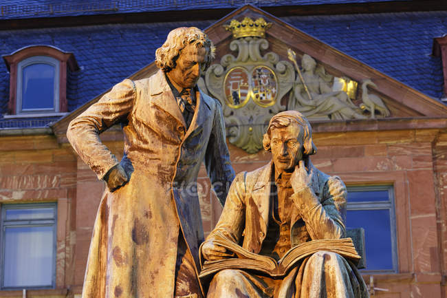 Germany, Hesse, Hanau, Brothers Grimm monument in front of Neustadt town hall — Stock Photo
