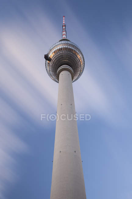 Germania, Berlino, vista verso la torre della televisione dal basso — Foto stock