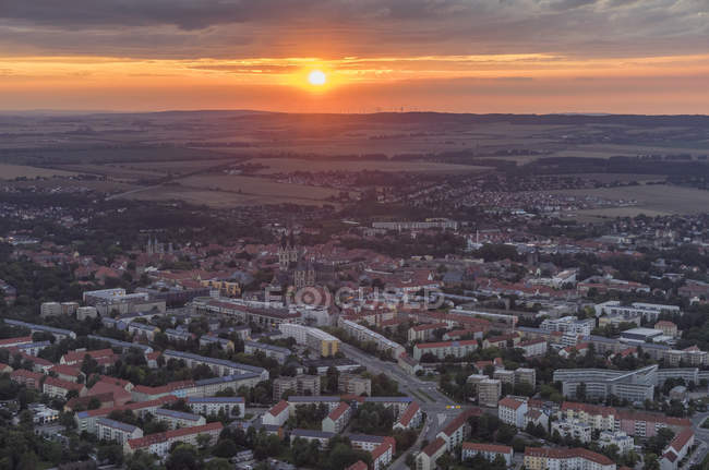 Німеччина, пташиного польоту міста Хальберштадт на заході сонця — стокове фото