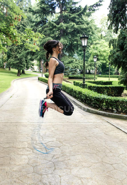 Spagna, Oviedo, giovane donna che salta la corda nel parco — Foto stock