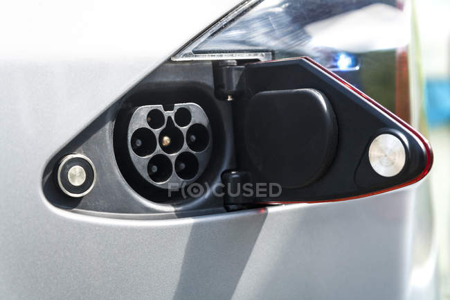 Открытая крышка бака электромобиля — стоковое фото