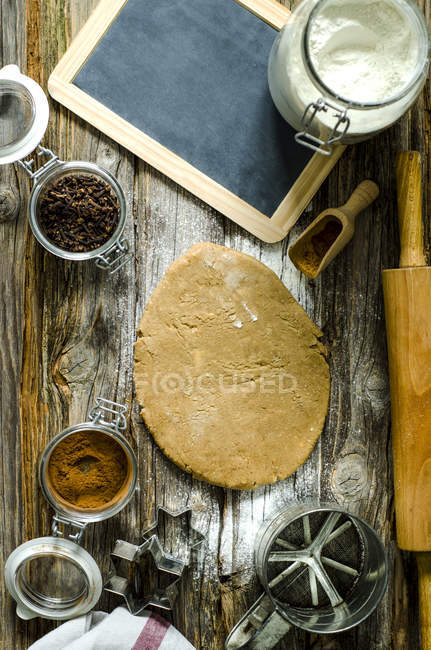Zubereitung von Zimtsternen über Holzoberfläche — Stockfoto