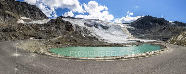 Blick auf Rettenbachgletscher und leere Ötztaler Gletscherstraße, Sölden, Österreich — Stockfoto