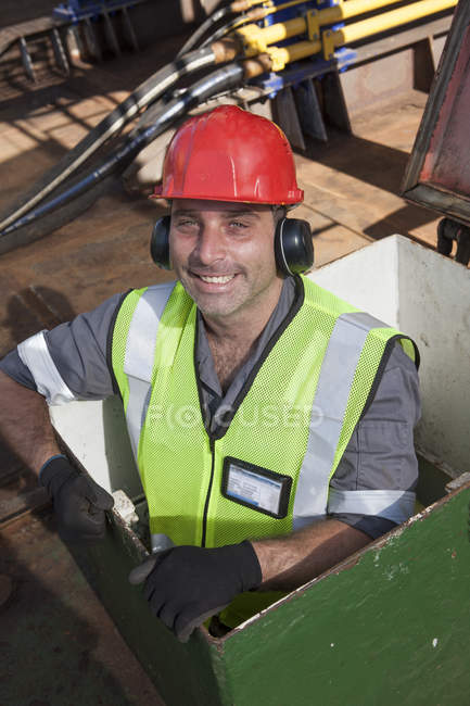 Portrait d'un mécanicien souriant à bord d'un navire — Photo de stock