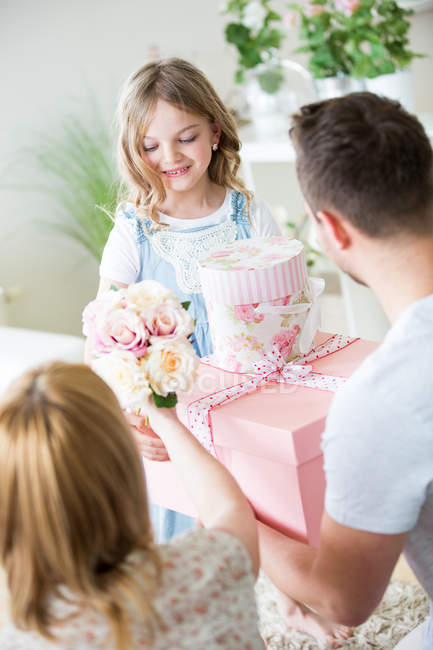 Kleines Mädchen bekommt viele Geschenke zum Geburtstag zu Hause — Stockfoto