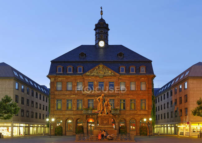 Німеччина, Гессен, Hanau Нойштадт ратуша з монумент братів Грімм — стокове фото