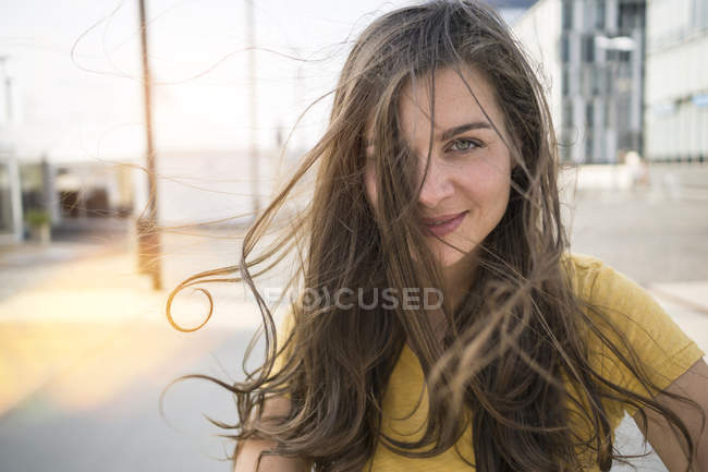 Mulher com cabelo soprando — Fotografia de Stock