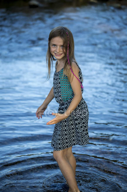 Портрет посміхається дівчина, стоячи у воді — стокове фото
